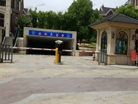 張家港伊頓花園別墅現(xiàn)場(chǎng)案例車牌識(shí)別加廣告道閘，人行通道閘（護(hù)外人臉識(shí)別加擺閘